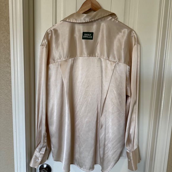 DAILY‎ DR!LLS Satin Button Down Shirt Womens M L Beige Silk Blend Long Sleeve - Picture 6 of 8
